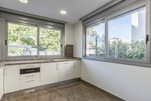 Vivienda moderna con amplias ventanas, cocina equipada y vista al jardín, ideal para quienes buscan confort y luminosidad en su hogar. Espacios funcionales y diseño actualizado.