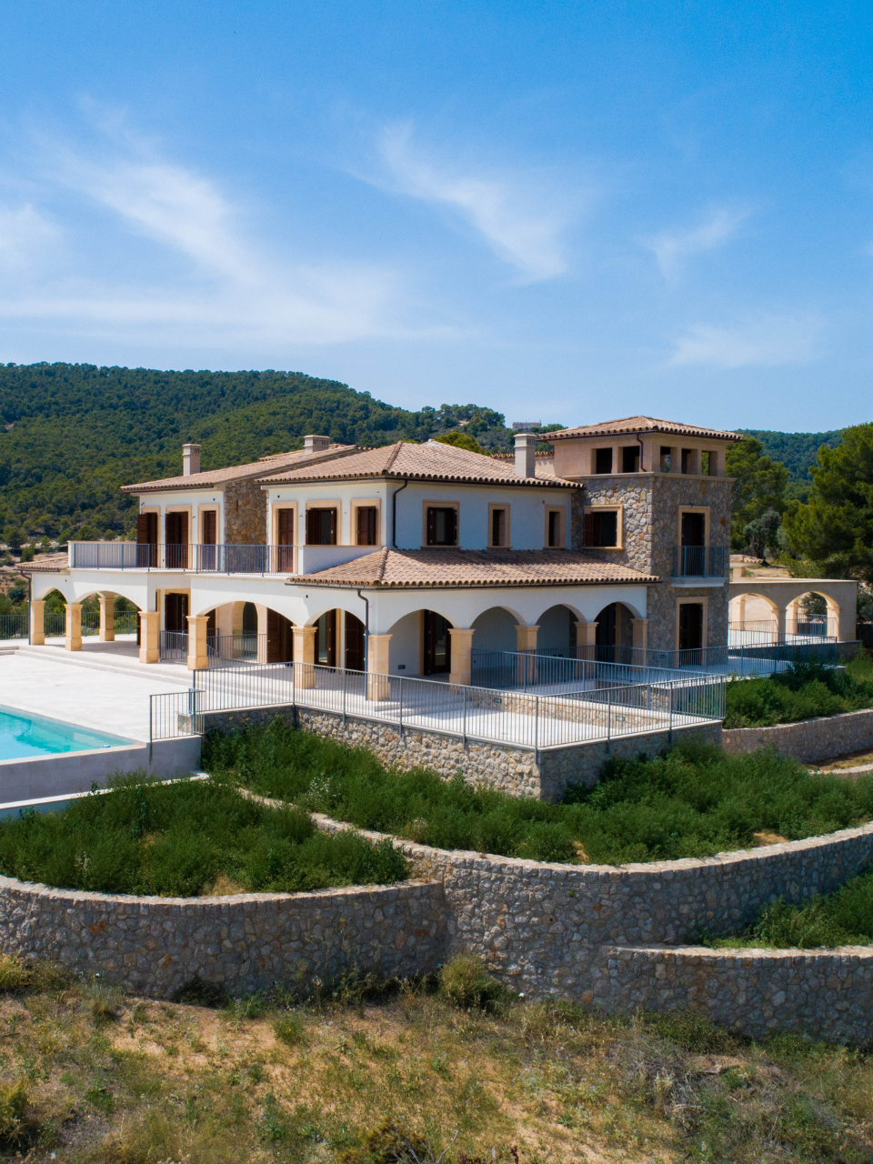 Amplia casa de lujo con piscina y vistas a la naturaleza, ubicada en un entorno tranquilo y rodeada de naturaleza, perfecta para vivir o invertir en un entorno exclusivo.